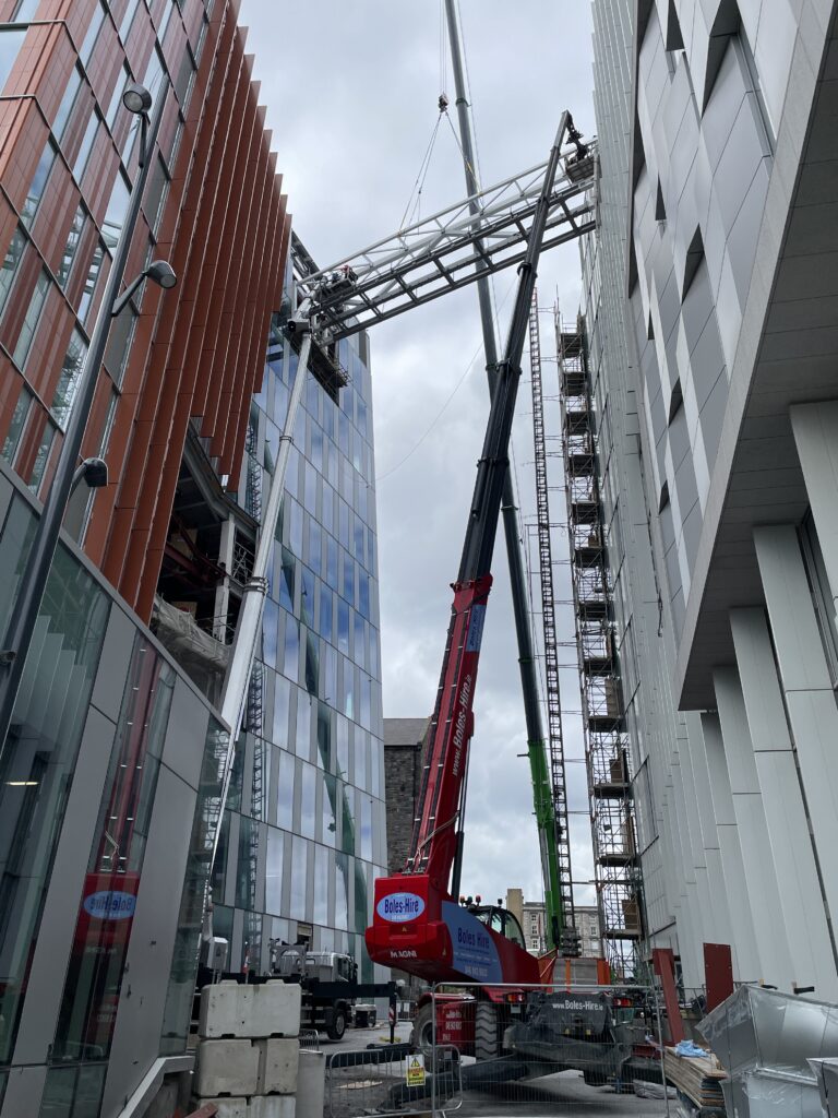 Verbindungsbrücke für Google in Dublin wird montiert