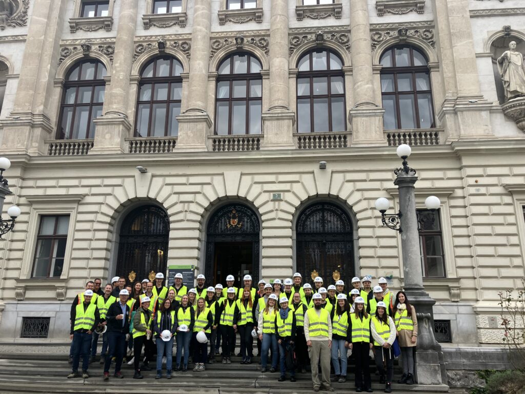 TLo-Team vor dem Haupteingang der Uni Graz © Thomas Lorenz ZT GmbH