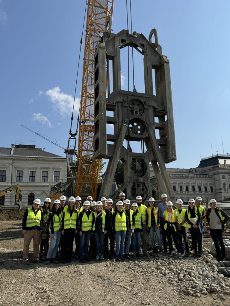 TLo-Team mit Schlitzwandgreifer auf der Baustelle GCP © Thomas Lorenz ZT GmbH