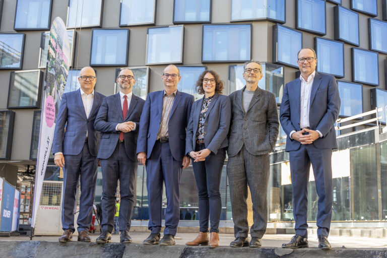 v.l.n.r.: Gerald Höninger (Geschäftsführer DYWIDAG), Vizebürgermeister Dietmar Prammer (Stadt Linz), Markus Eidenberger (Geschäftsführer, Tabakfabrik Linz ), Denise Halak (Geschäftsführerin Tabakfabrik Linz,), Architekt Martin Zechner, Geschäftsführer Zechner & Zechner ZT GmbH und Thomas Bodner, geschäftsführender Gesellschafter der BODNER Gruppe ©Gregor Hartl Photography