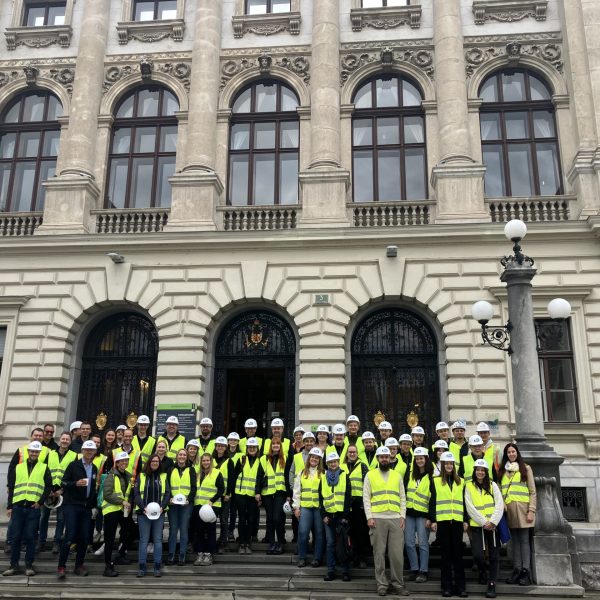 TLo-Team vor dem Haupteingang der Uni Graz © Thomas Lorenz ZT GmbH